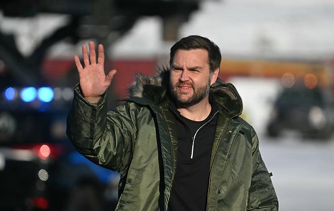 지난해 3월 JD 밴스 미국 부통령이 그린란드 피투 미군 피투피크 우주 기지에 도착한 모습. [게티이미지]