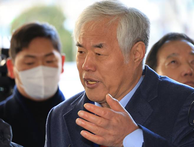 사랑제일교회 전광훈 목사가 13일 서울서부지방법원에서 열린 구속 전 피의자 심문에 출석하며 기자의 질문에 답하고 있다. [연합]