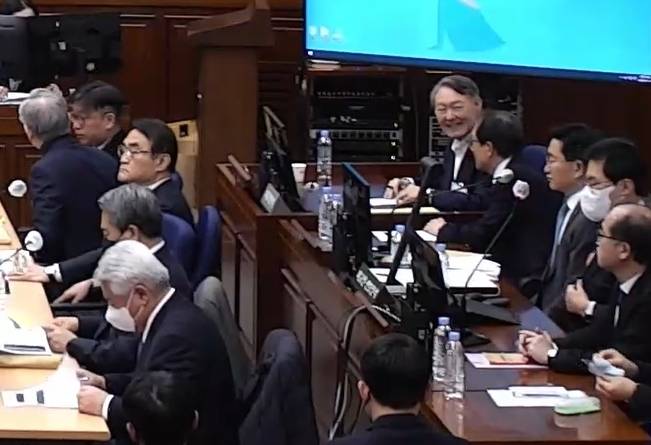 12·3 비상계엄 관련 내란 우두머리 혐의로 기소된 윤석열 전 대통령이 지난 13일 서울 서초구 서울중앙지방법원 417호 형사대법정에서 열린 내란 우두머리 혐의 결심공판에서 변호인들과 대화하며 웃고 있다. [연합]