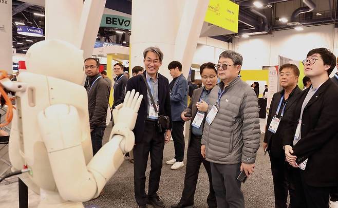 이수그룹 김상범 회장이 CES 2026에서 피지컬 AI 기업 부스를 둘러보고 있다. 김상범 회장(오른쪽 세번째) ㈜이수 김세민 대표이사(오른쪽 첫번째)