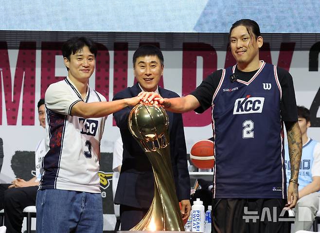 [서울=뉴시스] 배훈식 기자 = 부산 KCC 이상민 감독과 허웅, 최준용이 지난해 9월29일 오후 서울 용산구 블루스퀘어에서 열린 2025-2026시즌 프로농구 개막 미디어 데이&팬 페스트에서 포즈를 취하고 있다. 2025.09.29. dahora83@newsis.com