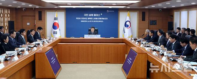 [서울=뉴시스] 추상철 기자 = 윤호중 행정안전부 장관이 14일 오후 서울 종로구 정부서울청사에서 열린 산하기관 (과거사, 지방자치분야) 업무보고에서 발언하고 있다. 2026.01.14. scchoo@newsis.com