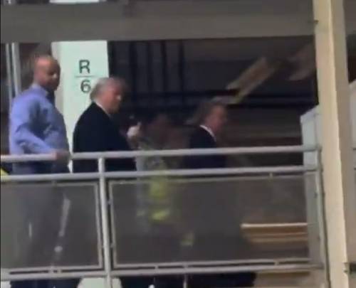 야유하는 사람 향해 손가락 욕설하는 트럼프 대통령 [JT Lewis X 계정=연합뉴스 제공]