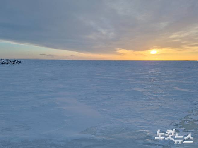 놈을 접하고 있는 베링해가 얼어있다. 박중석 기자