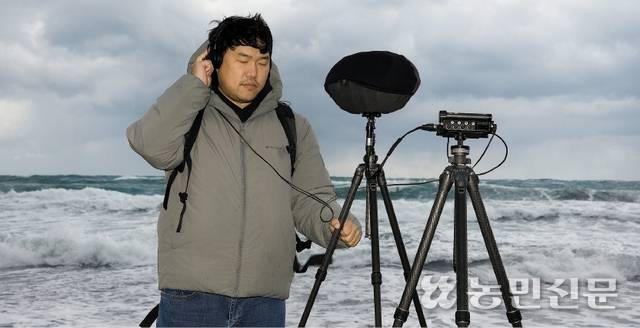 제주 제주시 삼양해수욕장에서 파도 소리를 녹음하는 이용원 사운드벙커 대표. 이 대표는 제주 곳곳의 소리로 관광 프로그램을 만들어 그 가치를 전해왔다. 제주=김도웅 프리랜서 기자