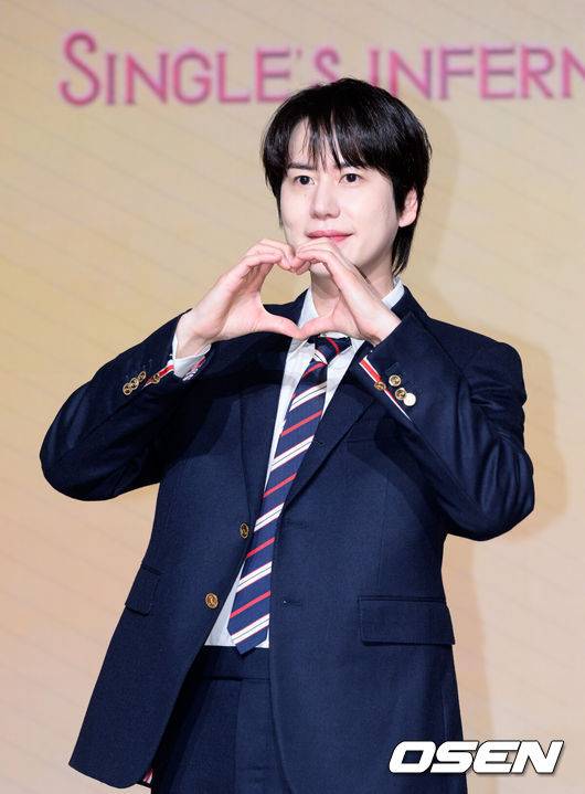 [OSEN=이대선 기자] 14일 서울 마포구 호텔 나루 서울 엠갤러리에서 넷플릭스 '솔로지옥' 시즌5 제작발표회가 열렸다.'솔로지옥'은 커플이 되어야만 나갈 수 있는 외딴 섬, ‘지옥도’에서 펼쳐질 솔로들의 솔직하고 화끈한 데이팅 리얼리티쇼​로 오는 1월 20일(화) 오직 넷플릭스에서 만날 수 있다.가수 규현이 포토타임을 가지고 있다. 2026.01.14 /sunday@osen.co.kr