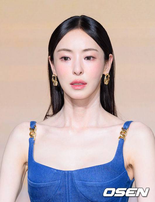 [OSEN=이대선 기자] 14일 서울 마포구 호텔 나루 서울 엠갤러리에서 넷플릭스 '솔로지옥' 시즌5 제작발표회가 열렸다.'솔로지옥'은 커플이 되어야만 나갈 수 있는 외딴 섬, ‘지옥도’에서 펼쳐질 솔로들의 솔직하고 화끈한 데이팅 리얼리티쇼​로 오는 1월 20일(화) 오직 넷플릭스에서 만날 수 있다.배우 이다희가 취재진의 질문을 듣고 있다. 2026.01.14 /sunday@osen.co.kr