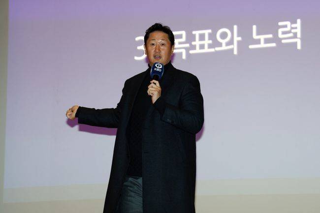 이대호는 14일 대전컨벤션센터에서 열린 2026 KBO 신인 오리엔테이션에서 신인 130명을 대상으로 커리어 관리 방법, 프로선수로서 갖춰야 할 자세에 대해 강연했다. KBO 제공
