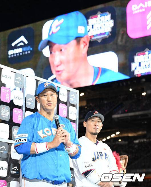 [OSEN=손용호 기자] 30일 일본 에스콘필드 홋카이도에서 ‘한일 드림 플레이어즈 게임’이 열려 한국이 이대호의 홈런을 앞세워 7-1로 승리했다.이 게임은 한국과 일본 프로야구를 대표했던 스타들이 총  출동해 양국의 우정을 이어간다.이대호가 MVP 인터뷰를 하고 있다./spjj@osen.co.kr