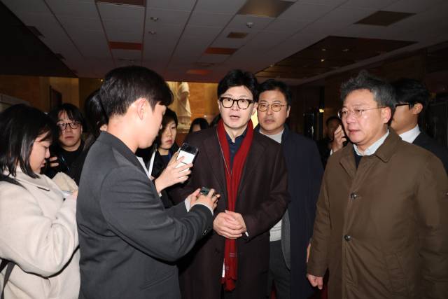 ▲12.3 비상계엄 사태 당일 국회 본관에 도착한 한동훈 당시 국민의힘 대표. 한 전 대표는 국민의힘 의원들에게 계엄 해제 표결에 참여해달라고 요구했고, 이후 윤 전 대통령 탄핵에 찬성하면서 극우·강성보수 세력으로부터 눈엣가시가 됐다. ⓒ연합뉴스