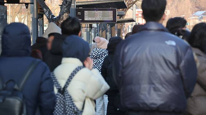 서울 시내버스 노동조합이 첫차부터 무기한 전면 파업에 돌입한 13일 서울 홍제역 인근에서 시민들이 버스를 기다리고 있다.