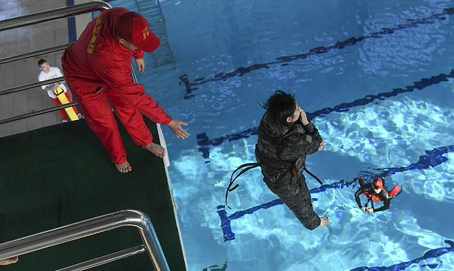 13일 해병대 1사단 인천상륙관에서 '2026년 겨울 해병대 캠프 참가자들이 이함훈련(함정에서 벗어나는 절차 숙달 훈련)을 실시하고 있다. 해병대 제공