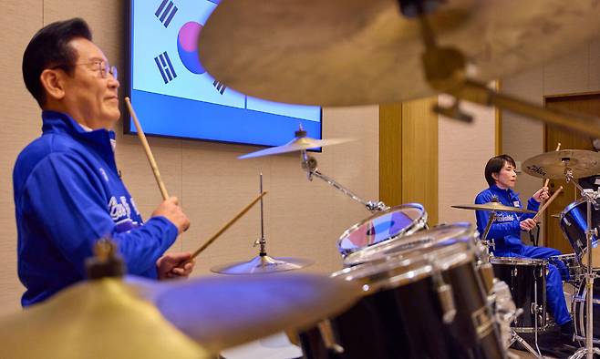 이재명 대통령과 다카이치 사나에 일본 총리가 13일 일본 나라현 회담에서 푸른색 유니폼을 함께 착용하고 즉석 드럼 협주를 하고 있다. 청와대는 이날 한일 정상회담과 관련해 "다카이치 총리가 이재명 대통령에게 드럼 스틱을 선물하고, 즉석에서 드럼 연주 방법을 직접 설명하며 합주를 이끌었다"고 밝혔다. 뉴스1