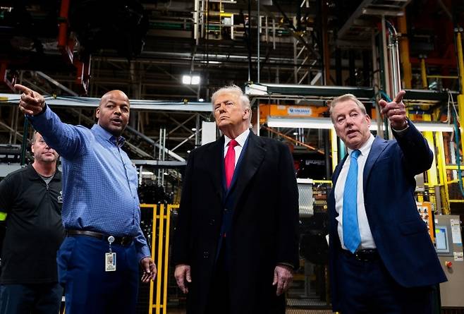지난 13일 도널드 트럼프 대통령이 미시간주 디어본의 포드 공장을 둘러보고 있다. 로이터 연합뉴스