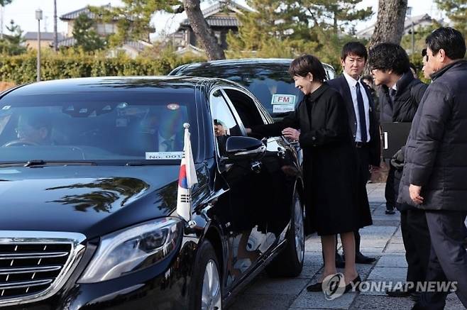 다카이치 사나에 일본 총리가 14일 일본 나라현 호류지(법륭사) 방문을 마친 뒤 떠나는 이재명 대통령과 인사하고 있다. 2026.1.14 연합뉴스