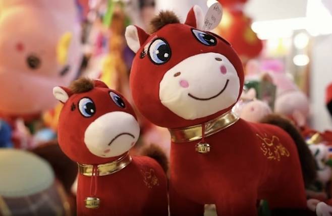 중국의 한 장난감 공장에서 봉제 실수로 인해 탄생한 ‘우는 말(Crying Horse)’ 인형이 폭발적인 인기를 얻고 있다. SCMP 캡처