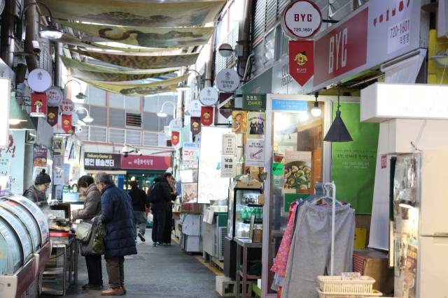 7일 서울 시내 전통시장에서 시민들이 장을 보고 있다. 연합뉴스
