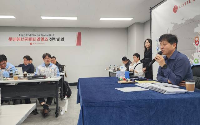 김연섭 롯데에너지머티리얼즈 대표이사가 지난 13일부터 이틀간 전북 익산공장에서 열린 ‘2026 상반기 글로벌 전략회의’에서 발표를 하고 있다. 사진 제공=롯데에너지머티리얼즈