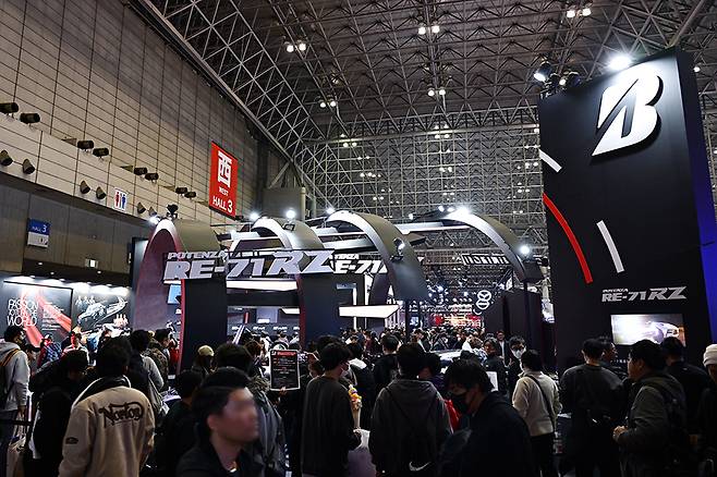 브리지스톤 포텐자 RE071RZ가 중심이 된 전시 공간. 사진: 김학수 기자