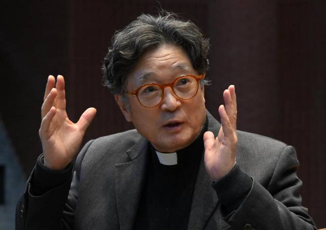 이상각 신부가 경기도 화성시 남양성모성지 대성당에서 본지와 인터뷰를 갖고 있다. 성형주 기자