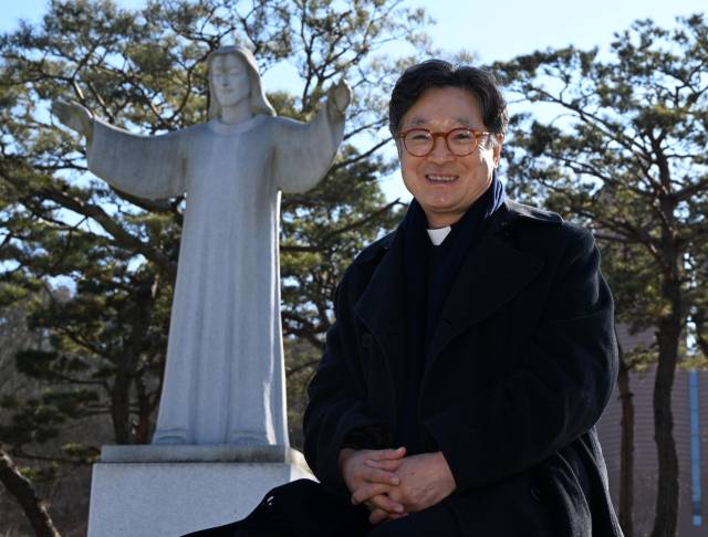 이상각 신부가 남양성모성지에서 대성당 앞에서 본지와 인터뷰를 갖고 있다. 성형주 기자 2026.01.02