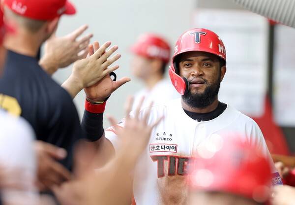 '우승 후 재계약 불발' 前 KIA 테스형, 담장 앞에서 환상적인 '슈퍼 캐치'…2026시즌 활약은 어디서?