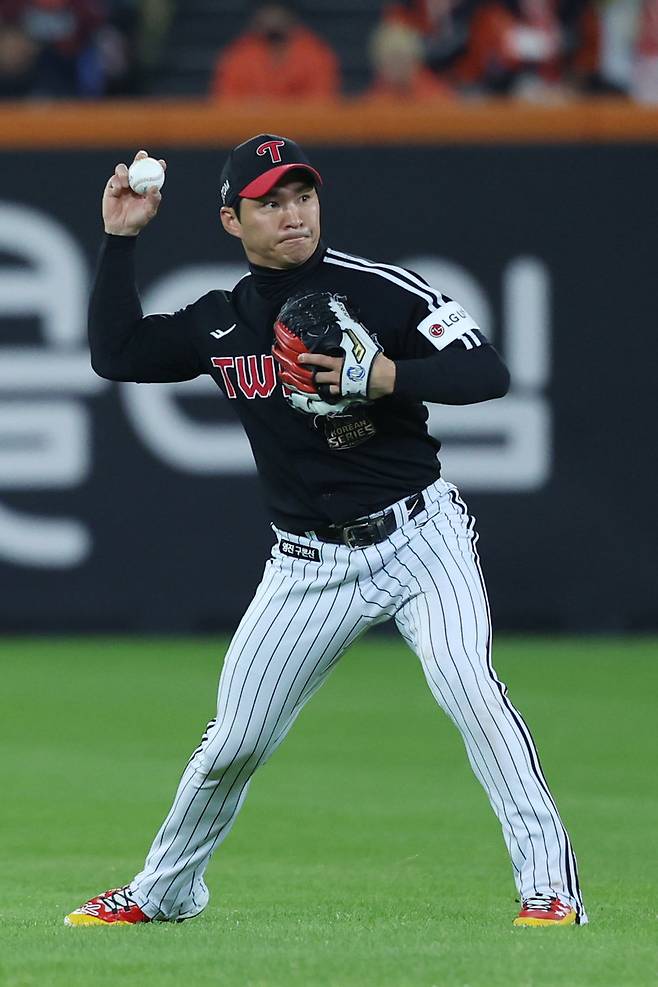 염경엽 LG 감독은 지난해 베테랑 내야수 오지환을 먼 미래에 좌익수로 쓸 수도 있다는 뜻을 밝힌 바 있다. 팀 주전 유격수인 오지환은 해당 얘기에 큰 자극을 받았다. 우승팀 유격수로 조금 더 확실한 퍼포먼스를 보이겠다는 의지를 밝혔다. 뉴시스