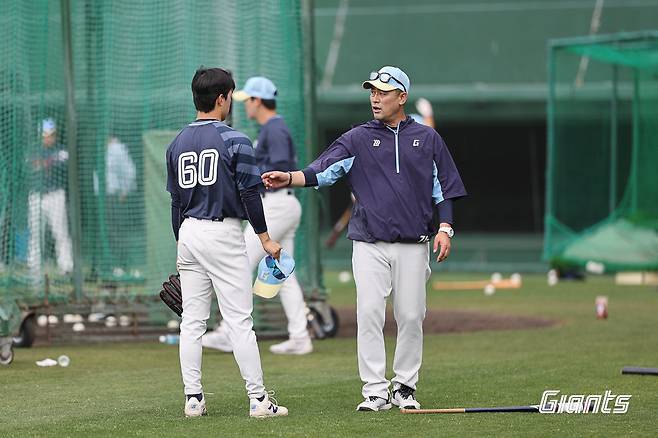 김민재 롯데 드림팀 총괄코치(오른쪽)가 지난해 3월 일본 미야자키에서 열린 스프링캠프 도중 한태양을 지도하고 있다. 사진제공｜롯데 자이언츠