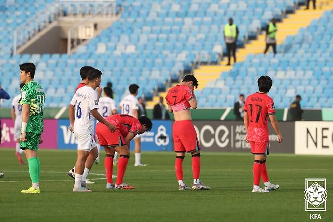 한국 U-23 축구대표팀이 13일 사우디아라비아 리야드의 프린스 파이살 빈 파흐드 경기장에서 열린 우즈베키스탄과의 2026 아시아축구연맹 U-23 아시안컵 조별리그 C조 최종전에서 패한 뒤 아쉬워하고 있다.  대한축구협회 제공
