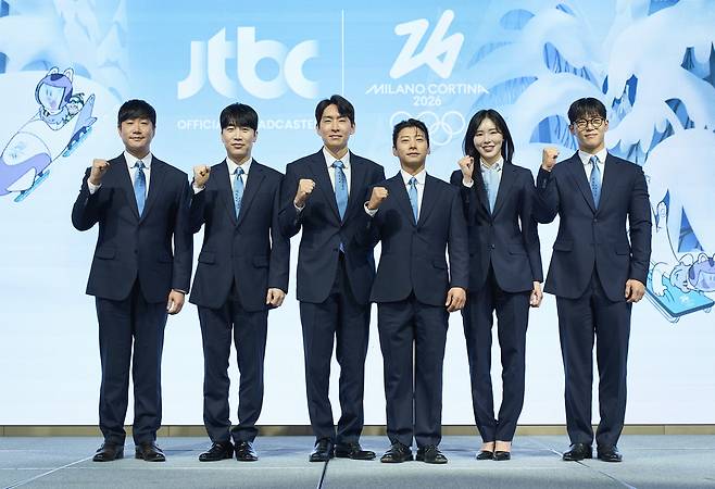 (왼쪽부터) 배성재, 성승헌 캐스터, 이승훈, 곽윤기, 김아랑, 윤성빈 해설위원이 14일 서울 여의도 페어몬트 앰버서더 호텔에서 열린 2026 밀라노 코르티나 동계 올림픽 JTBC 단독중계 관련 기자간담회에서 포즈를 취하고 있다. JTBC 제공