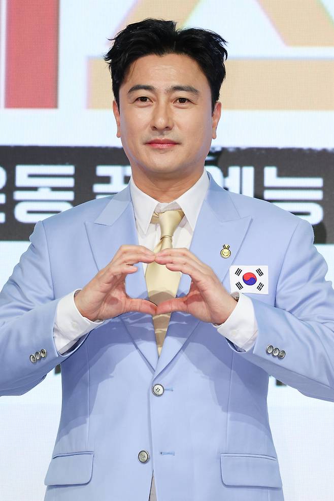 안정환이 14일 서울 여의도 페어몬트 앰버서더 호텔에서 열린 JTBC ‘예스맨’ 제작발표회에서 포즈를 취하고 있다. 연합뉴스