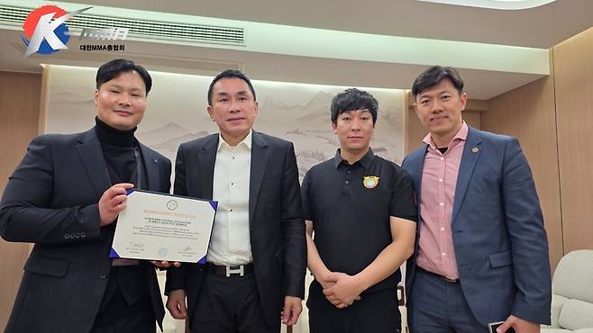 ▲ 김금천 대한MMA총협회 단장, 고든 탕 AMMA 회장, 양서우 대한MMA총협회 심판, 갈라스테인 탄 AMMA 사무총장 ⓒ대한MMA총협회