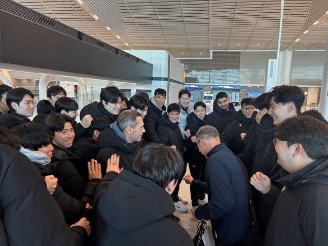 우리카드 선수단과 프런트가 13일 인천국제공항에서 마우리시오 파에스 전 감독(가운데 주먹 쥐고 있는 사람)과 마지막 파이팅을 외치고 있다. /사진=우리카드 배구단 제공
