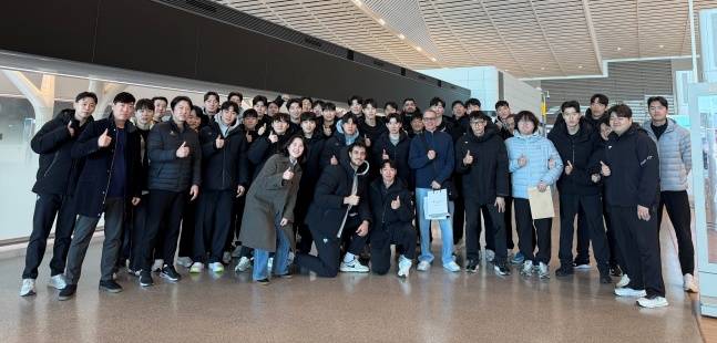 우리카드 선수단과 프런트가 13일 인천국제공항에서 마우리시오 파에스 전 감독을 배웅하고 기념사진을 찍고 있다. /사진=우리카드 배구단 제공