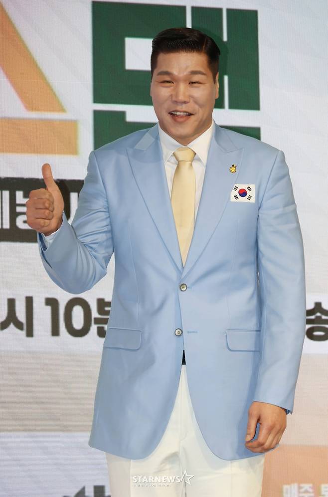 방송인 서장훈이 14일 오후 서울 영등포구 페어몬트 앰배서더 호텔에서 진행된 JTBC 예능 '예스맨' 제작발표회에 참석해 포즈를 취하고 있다.  레전드 스포츠 스타들의 치열한 예능 생존전 ‘예스맨’은 오는 17일 첫 방송된다. /2026.01.14 /사진=이동훈 photoguy@