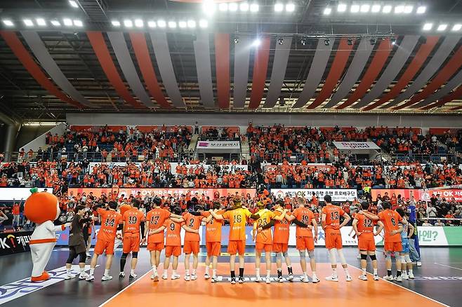 부산 강서실내체육관에서 팬들과 인사하고 있는 OK저축은행 선수단. /사진=OK저축은행 제공