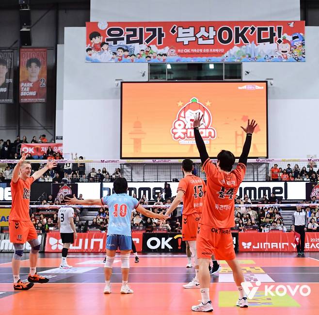 득점에 기뻐하고 있는 OK저축은행 선수들. /사진=한국배구연맹 제공