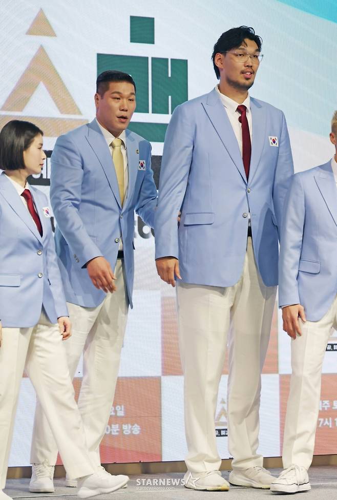 방송인 서장훈, 하승진이 14일 오후 서울 영등포구 페어몬트 앰배서더 호텔에서 진행된 JTBC 예능 '예스맨' 제작발표회에 참석해 포즈를 취하고 있다.  레전드 스포츠 스타들의 치열한 예능 생존전 ‘예스맨’은 오는 17일 첫 방송된다. /2026.01.14 /사진=이동훈 photoguy@