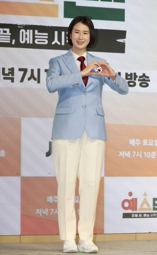 양궁선수 기보배가 14일 오후 서울 영등포구 페어몬트 앰배서더 호텔에서 진행된 JTBC 예능 '예스맨' 제작발표회에 참석해 포즈를 취하고 있다.  레전드 스포츠 스타들의 치열한 예능 생존전 ‘예스맨’은 오는 17일 첫 방송된다. /2026.01.14 /사진=이동훈 photoguy@