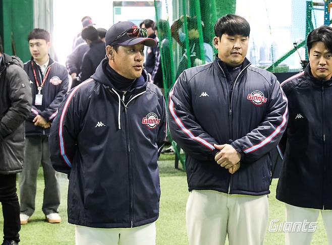 고(故) 김민재(왼쪽에서 두 번째) 롯데 자이언츠 코치의 모습. /사진=롯데 자이언츠 제공
