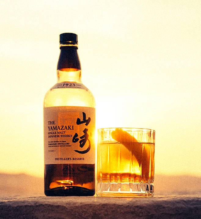 인피니티 풀 옆쪽에 자리한 지중해 레스토랑, 아마니에(Amanie). 야마자키를 넣어 만든 칵테일, 올드 패션드