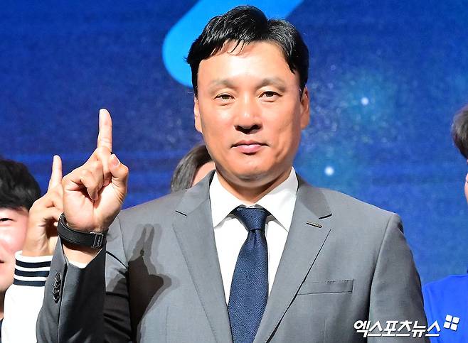 이승엽 전 감독이 2026시즌 요미우리 자이언츠 1군 타격코치 부임을 앞두고 본인 SNS 계정을 통해 새해 다짐을 전달했다. 이 전 감독은 2023시즌 두산 사령탑 부임 뒤 2년 연속 가을야구 진출을 이끌었다. 하지만 이 전 감독은 2025시즌 초반부터 팀 성적 부진이 이어지자 중도 자진 사퇴를 선택했다. 이 전 감독은 지난해 가을 요미우리 가을 캠프에 인스트럭터로 참가한 뒤 정식 코치 제안을 받아 이를 수락했다. 엑스포츠뉴스 DB