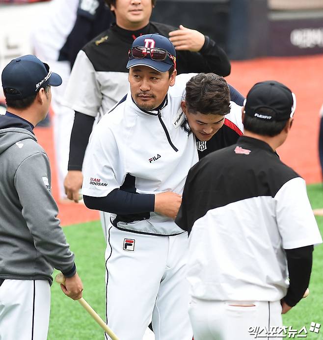 한화 이글스는 14일 구단 공식 사회관계망서비스(SNS) 계정을 통해 2006년부터 2012년까지 구단과 함께한 롯데자이언츠 김민재 코치가 53세를 일기로 세상을 떠났다고 발표했다. KBO리그 레전드였던 고인은 2024시즌을 앞두고 병원 검진에서 지병을 발견했고 2년 동안 치료에 전념했지만 지난해 말 갑작스럽게 병세가 악화돼 타계했다. 고인의 장례는 부산시민장례식장 402호실에서 치러지고, 발인은 오는 16일 오전 6시30분에 진행된다. 엑스포츠뉴스 DB