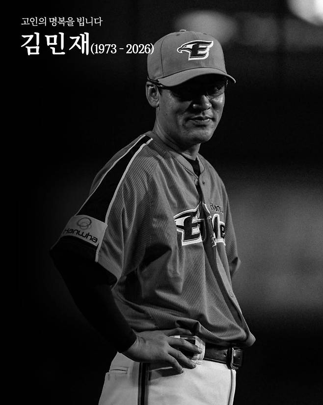 한화 이글스는 14일 구단 공식 사회관계망서비스(SNS) 계정을 통해 2006년부터 2012년까지 구단과 함께한 롯데자이언츠 김민재 코치가 53세를 일기로 세상을 떠났다고 발표했다. KBO리그 레전드였던 고인은 2024시즌을 앞두고 병원 검진에서 지병을 발견했고 2년 동안 치료에 전념했지만 지난해 말 갑작스럽게 병세가 악화돼 타계했다. 고인의 장례는 부산시민장례식장 402호실에서 치러지고, 발인은 오는 16일 오전 6시30분에 진행된다. 한화 이글스 SNS