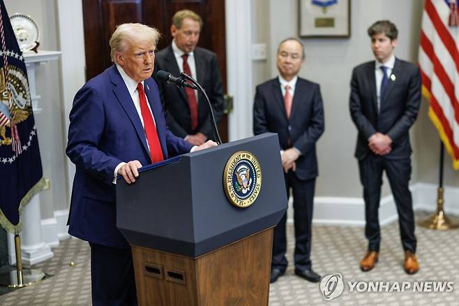 도널드 트럼프 대통령이 지난해 1월 21일(현지시간) 미국 백악관에서 래리 엘리슨 오라클 최고기술책임자(CTO)와 손정의 일본 소프트뱅크 회장, 샘 올트먼 오픈AI 최고경영자(CEO)가 지켜보는 가운데 인공지능(AI) 인프라와 관련한 연설을 하고 있다. [EPA=연합뉴스 자료사진]