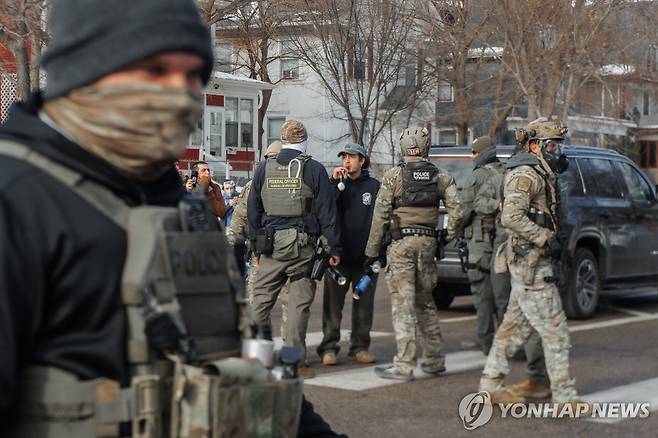 12일(현지시간) 미국 미네소타주 미니애폴리스에서 ICE 요원들과 대치 중인 주민 [EPA=연합뉴스. 재판매 및 DB 금지]
