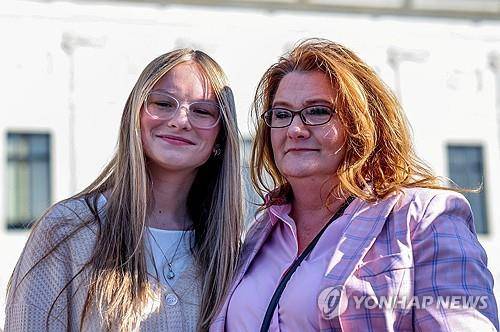 트랜스젠더 여성 운동선수와 그의 엄마 (워싱턴DC 로이터=연합뉴스) 트랜스젠더 여성의 여성 스포츠 참여 허용 여부에 대한 구두변론이 미국 연방대법원에서 열린 2026년 1월 13일에 대법원 청사 밖에 서 있는 트랜스젠더 여성 운동선수 베키 페퍼-잭슨(15)과 그의 어머니 헤더 잭슨의 모습. (REUTERS/Tyrone Siu) 2026.1.14.