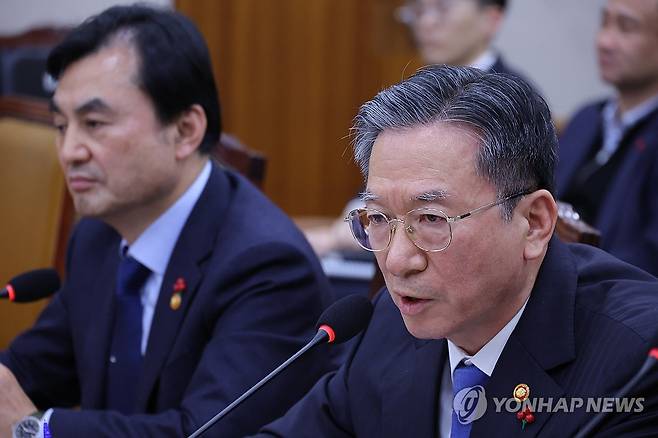 의원 질의에 답하는 정성호 장관 (서울=연합뉴스) 황광모 기자 = 정성호 법무부 장관이 12일 서울 여의도 국회에서 열린 법제사법위원회 전체회의에서 박은정 의원의 공소청, 중수청 설치 관련 질의에 답하고 있다. 2026.1.12 hkmpooh@yna.co.kr