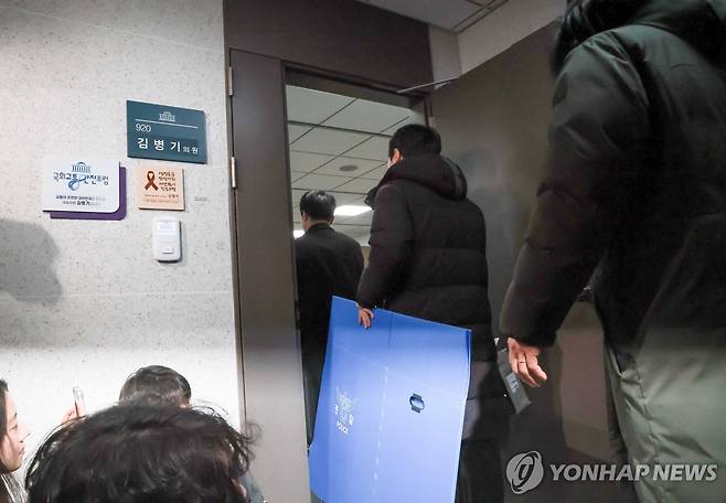 경찰, 김병기 의원실 압수수색 (서울=연합뉴스) 신현우 기자 = 경찰이 공천헌금 수수 등 각종 비위 의혹에 휩싸인 더불어민주당 김병기 의원의 주거지 등에 대한 압수수색에 착수한 14일 국회의원회관 내 김 의원 사무실로 사무실을 압수수색을 하기 위해 경찰이 들어가고 있다. 2026.1.14 nowwego@yna.co.kr