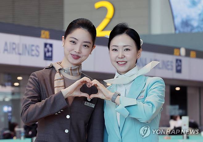 제2여객터미널에서 운항 개시한 아시아나항공 (영종도=연합뉴스) 김주형 기자 = 아시아나항공과 대한항공 임직원들이 14일 인천국제공항 제2터미널에서 아시아나항공 2터미널 이전을 맞아 기념 촬영을 하고 있다. 2026.1.14 [공동취재] kjhpress@yna.co.kr